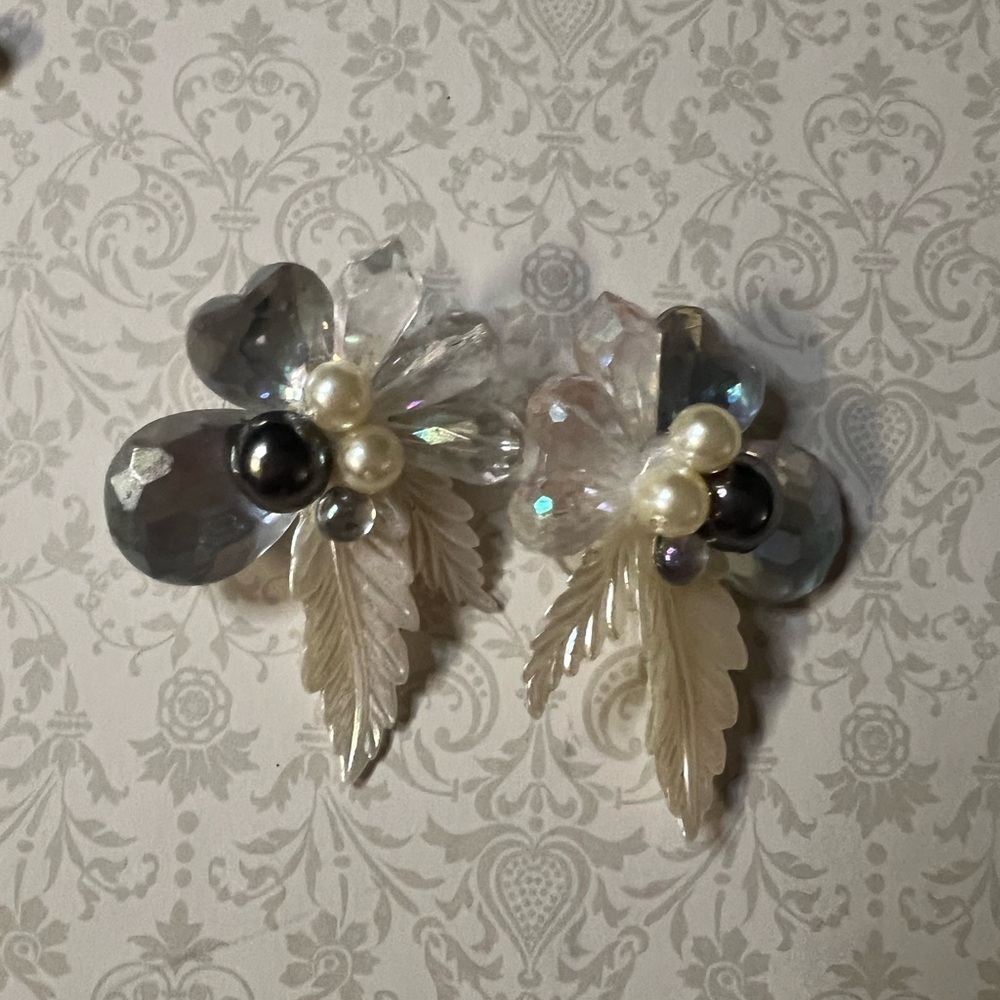 Vintage pearl earrings bundle. These are all CLIP ON EARRINGS. 5 pairs. EUC - Picture 7 of 7